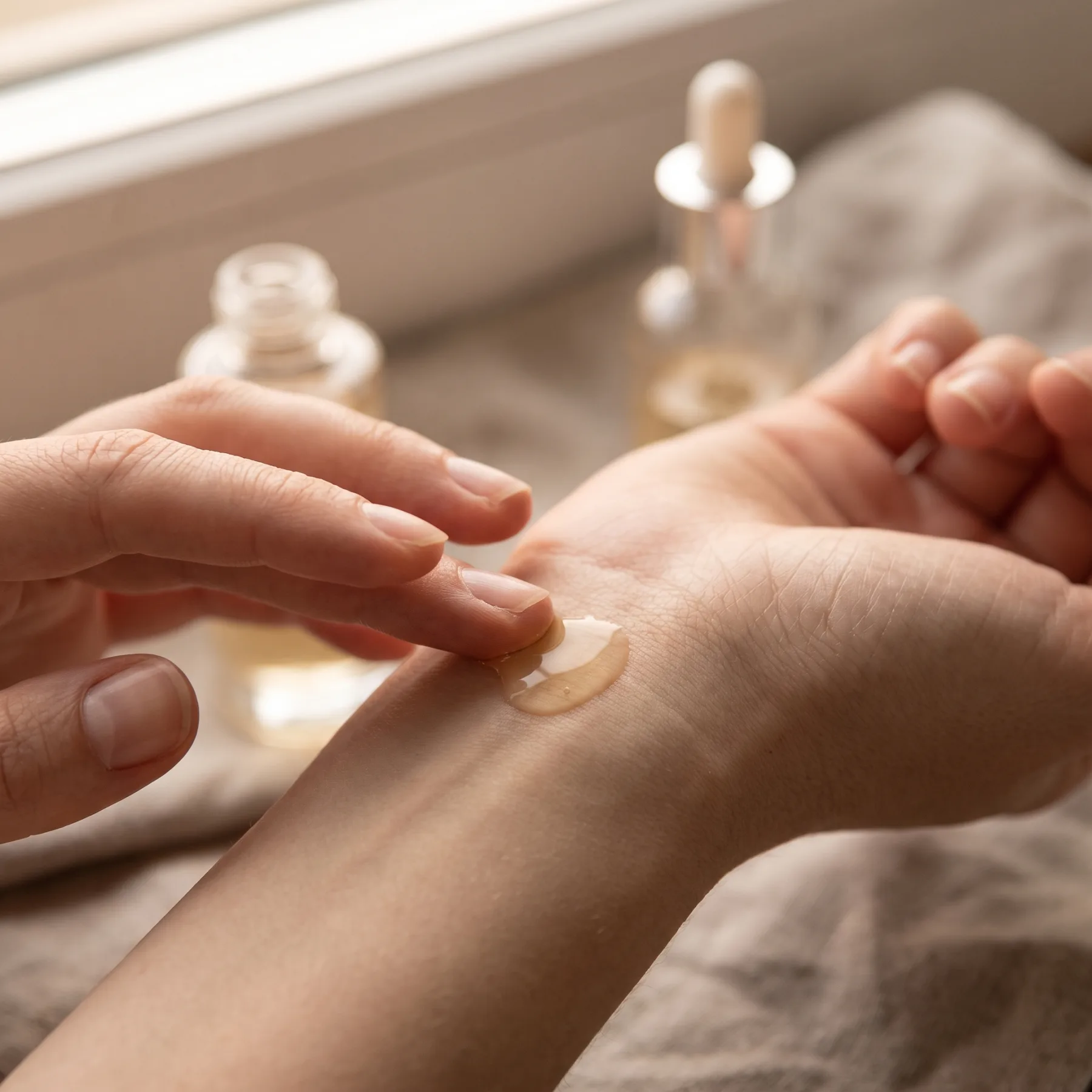 Hand mit Hautpflegeprodukten