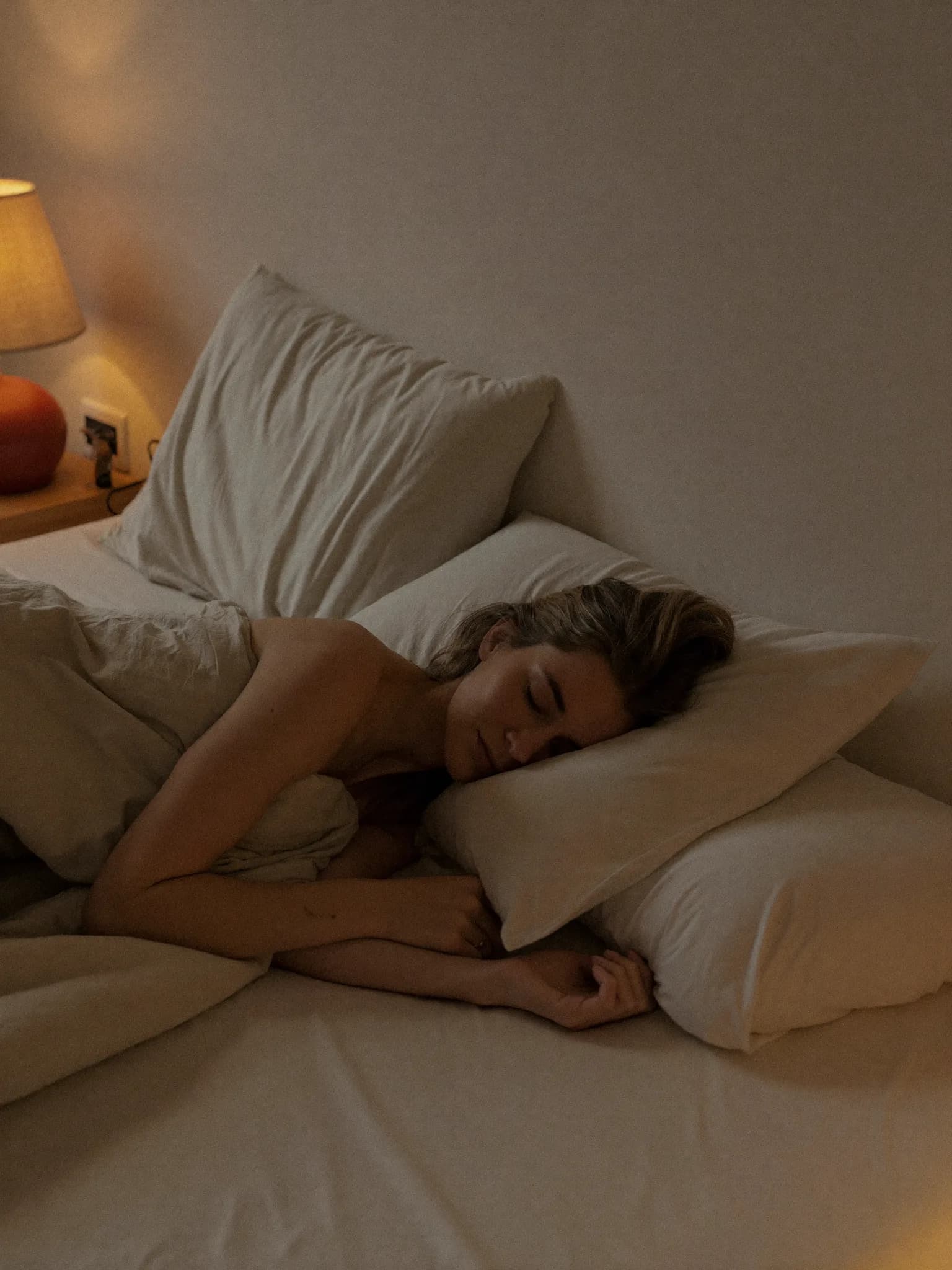 Ruhige Abendstimmung im Schlafzimmer — symbolisch für erholsamen Schlaf